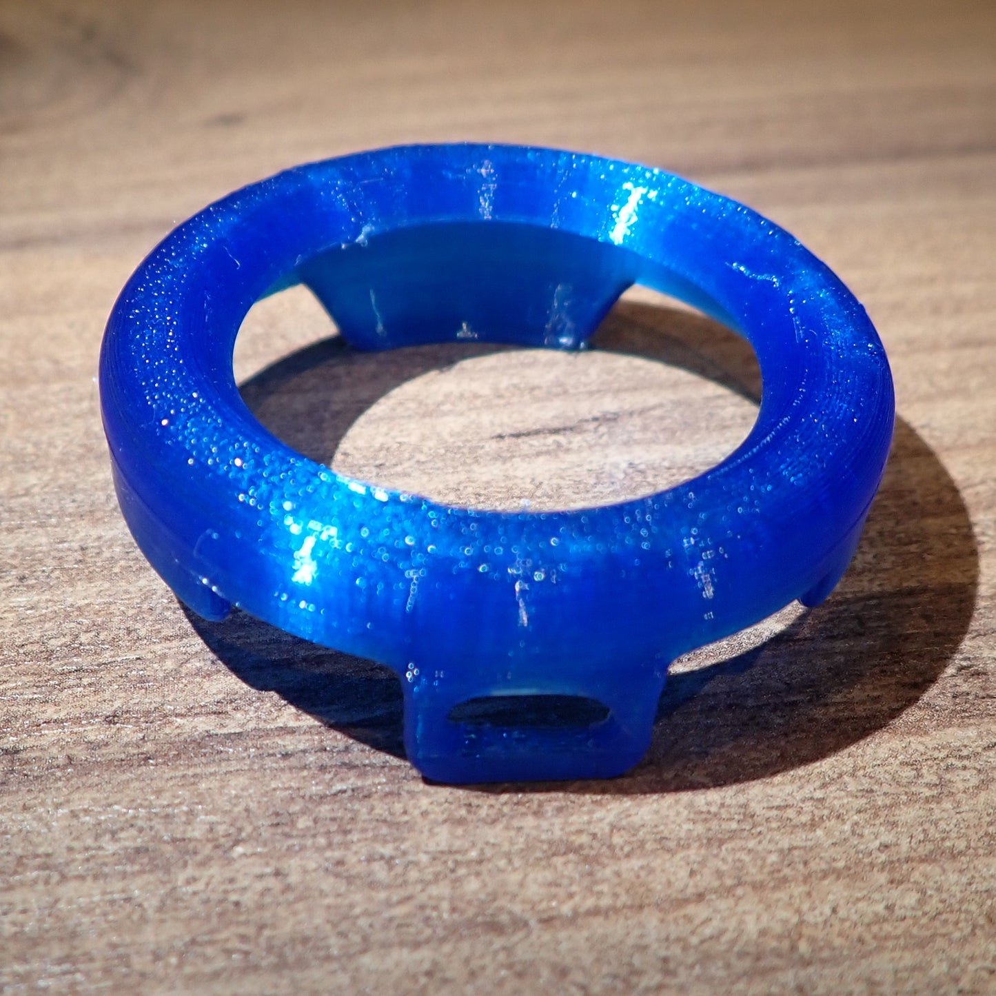 Coque Suunto VERTICAL bleu brillant angle lateral detail structure protection bois