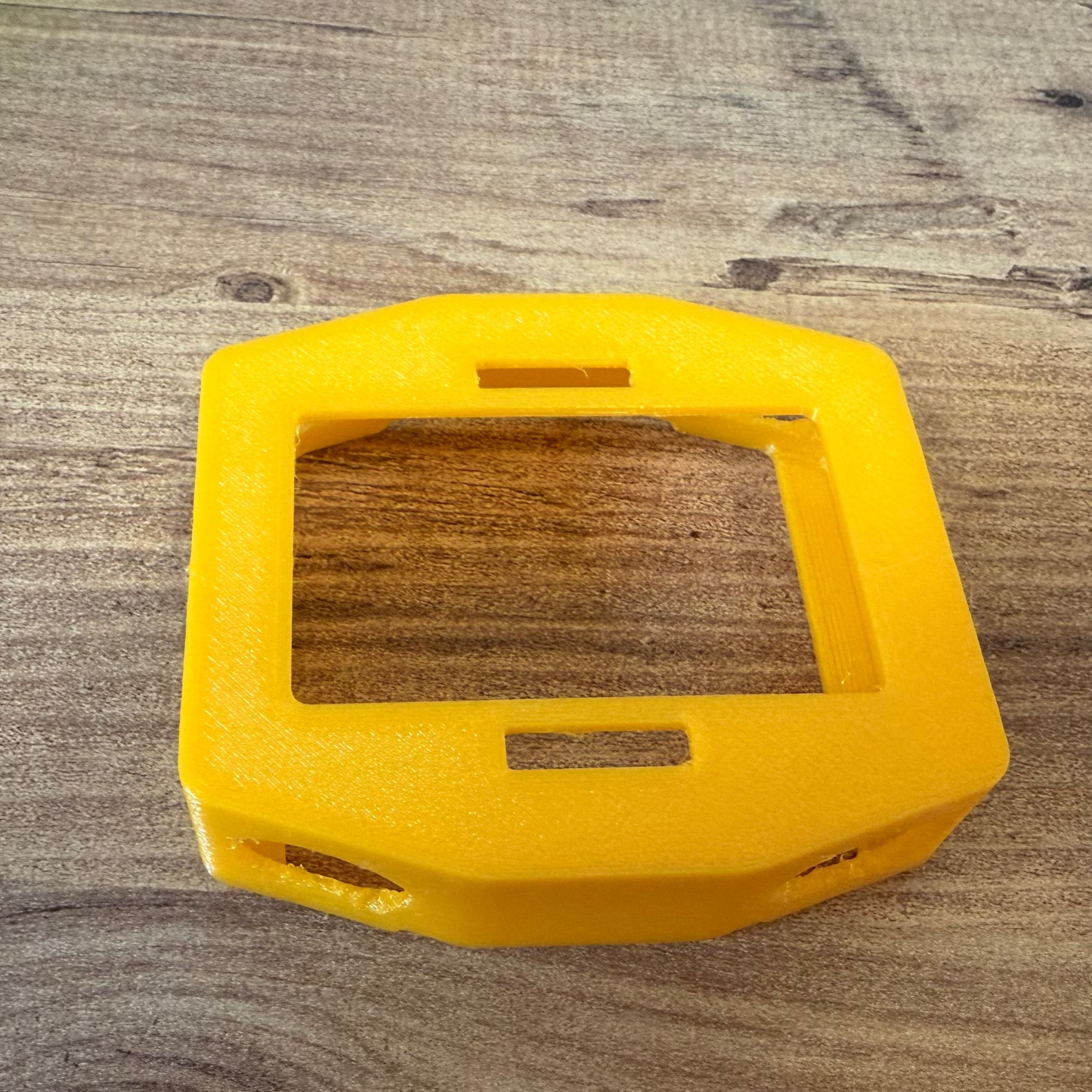 Coque protection TPU jaune Mares Quad - vue frontale écran ordinateur plongée