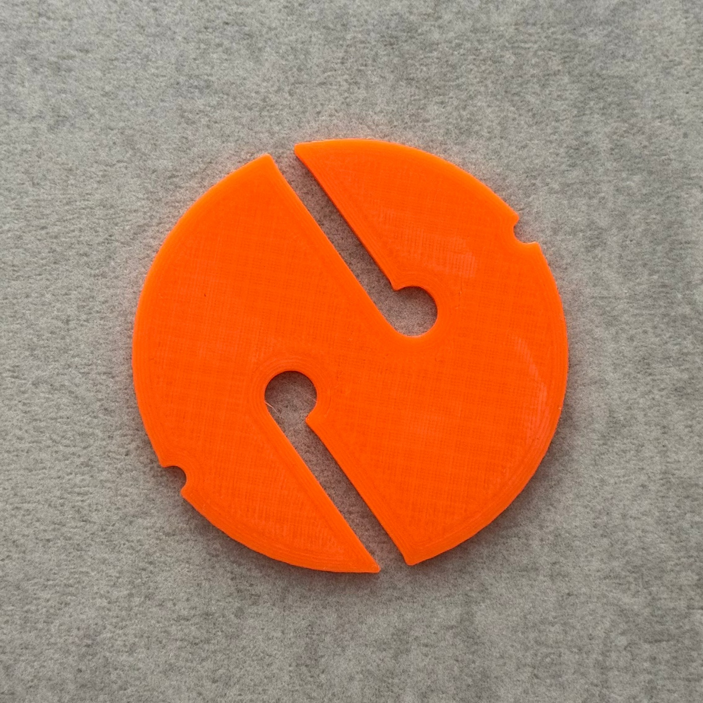 Comparatif tailles et formes marqueurs plongée - flèches, cookies ronds, carrés, hexagones imprimés 3D pour spéléologie