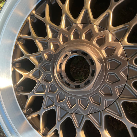 Gros plan cache moyeu central BBS avec structure hexagonale montage 58mm pour BMW E30 BBS RZ