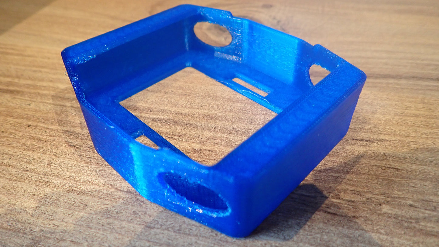 Coque protection TPU bleue Mares Quad - vue trois-quarts détails boutons