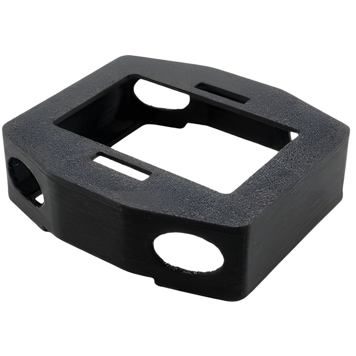 Coque protection TPU noire Mares Quad - vue isométrique 3D sur fond blanc