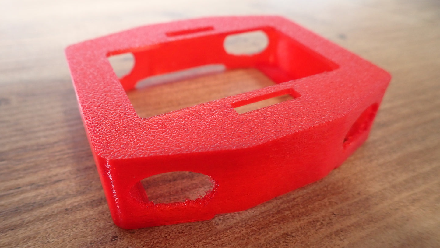 Coque protection TPU rouge Mares Quad - vue perspective latérale sur table bois