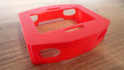 Coque protection TPU rouge Mares Quad - vue perspective latérale sur table bois