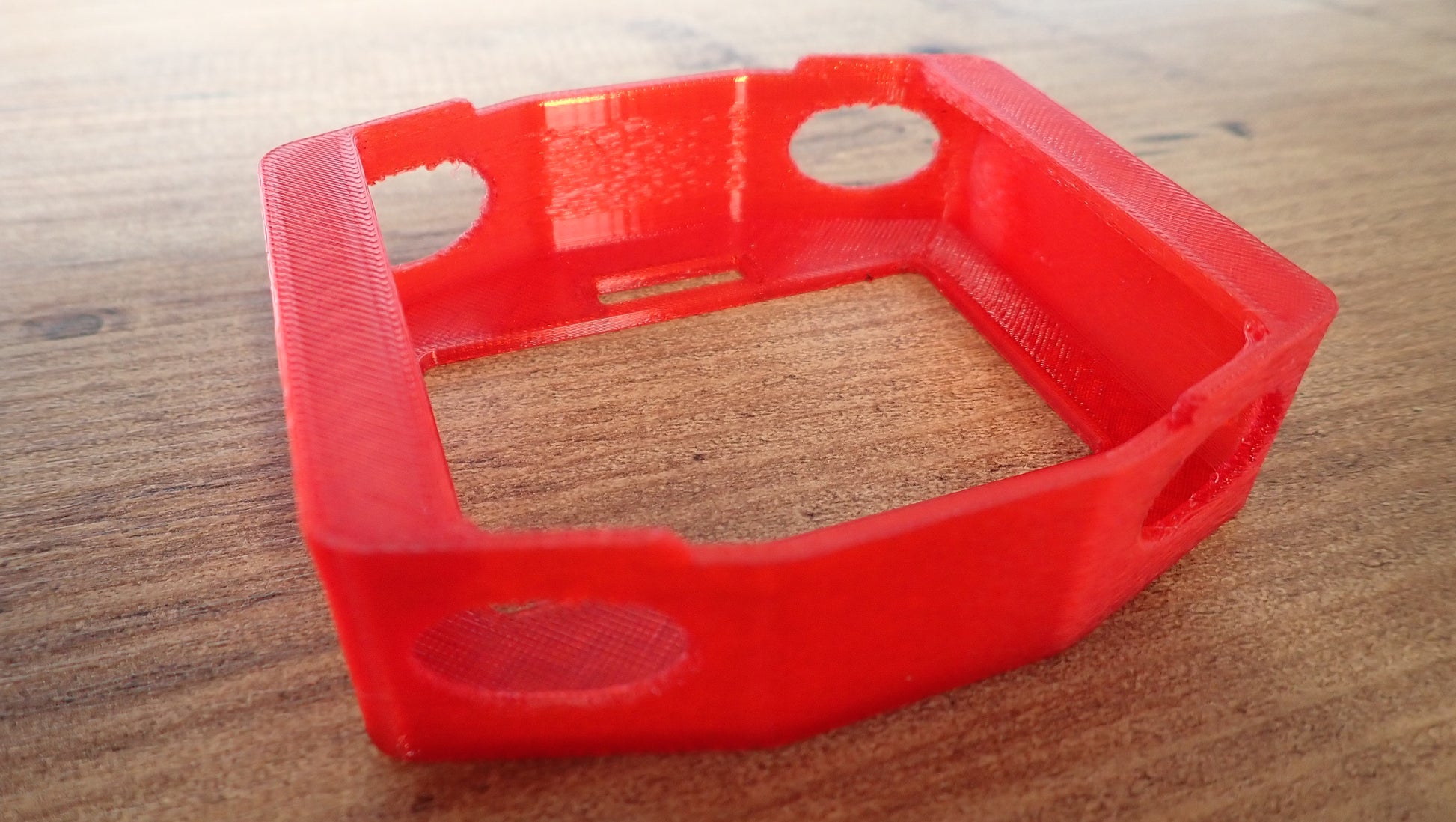 Coque protection TPU rouge Mares Quad - vue trois-quarts arrière détails découpes