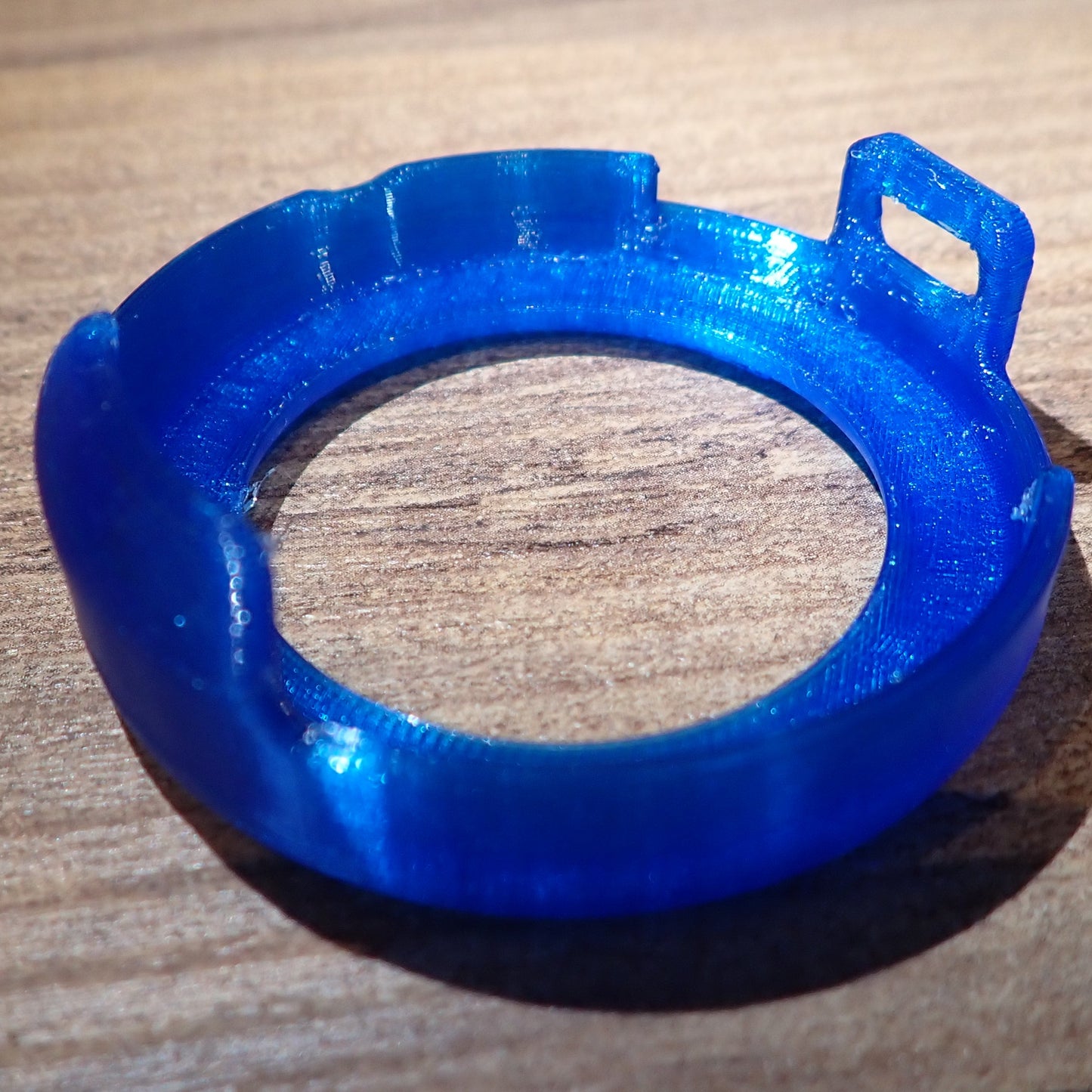 Etui protection Suunto VERTICAL bleu roi vue inclinee sur bois detail des lugs