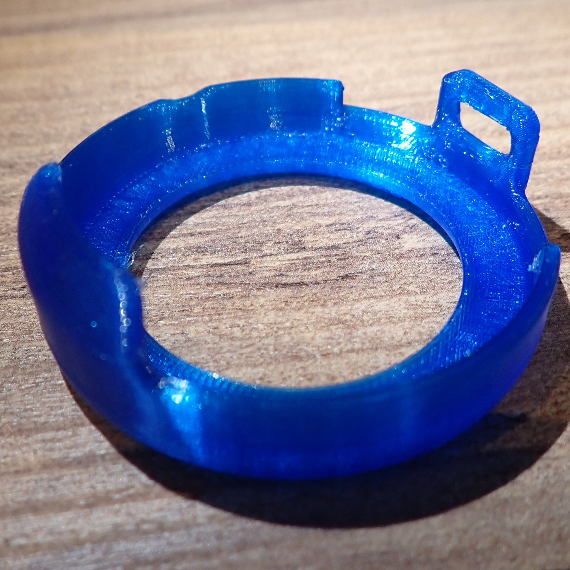 Etui protection Suunto VERTICAL bleu roi vue inclinee sur bois detail des lugs