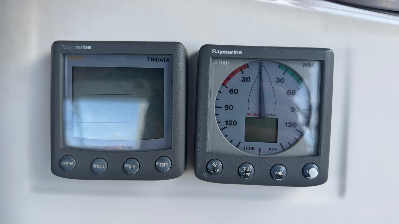 Capot protection Raymarine ST60+ installé sur tableau de bord marine avec instruments ST60+ et Tridata