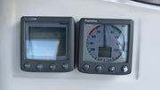 Capot protection Raymarine ST60+ installé sur tableau de bord marine avec instruments ST60+ et Tridata