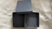 Capot protection Raymarine ST60+ comparaison noir et gris vue dessus dessous avec crochets de fixation