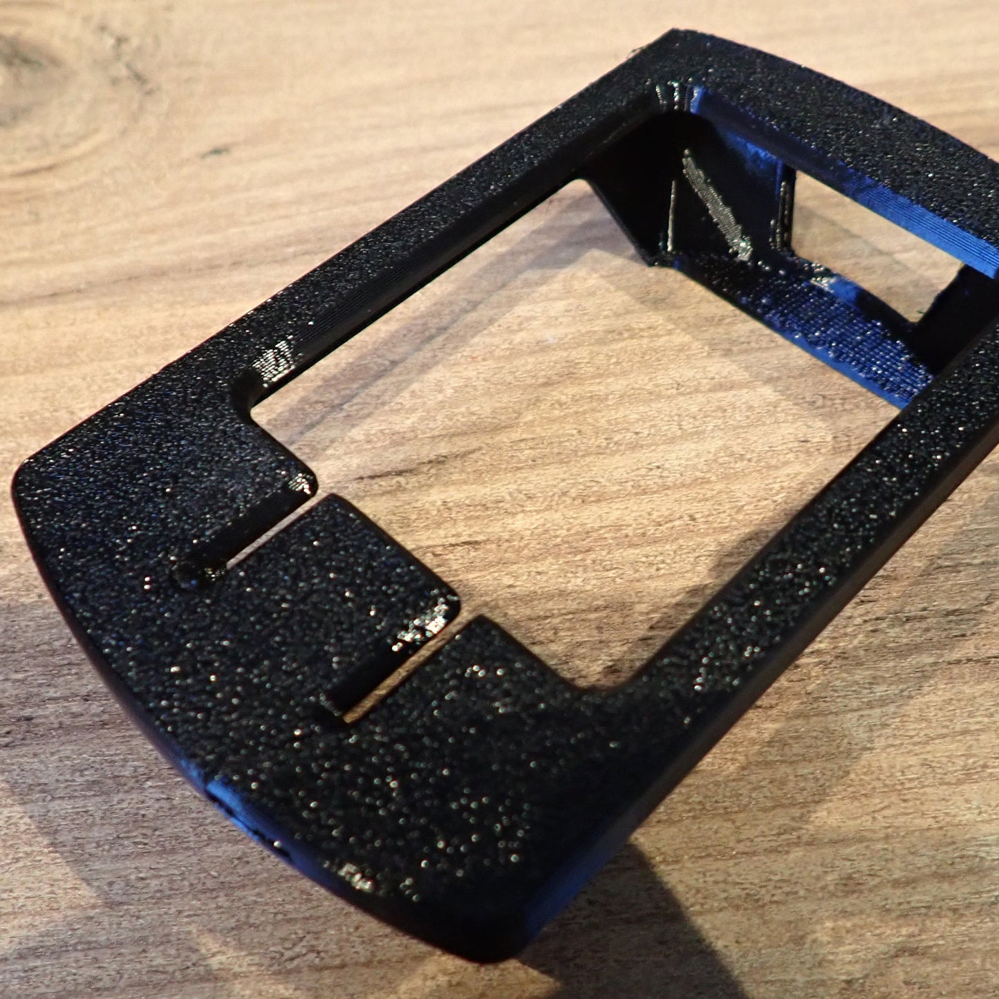 Coque protection TPU noire Suunto EON Steel vue laterale details systeme fixation