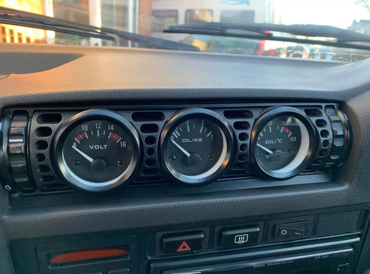 Buse aeration BMW E30 centrale 3-jauges installee dans tableau de bord avec voltmetre