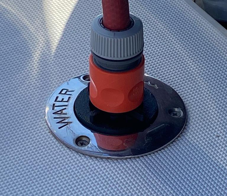 Raccord nable réservoir eau bateau installé sur pont avec tuyau marquage WATER