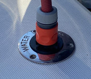 Raccord nable réservoir eau bateau installé sur pont avec tuyau marquage WATER