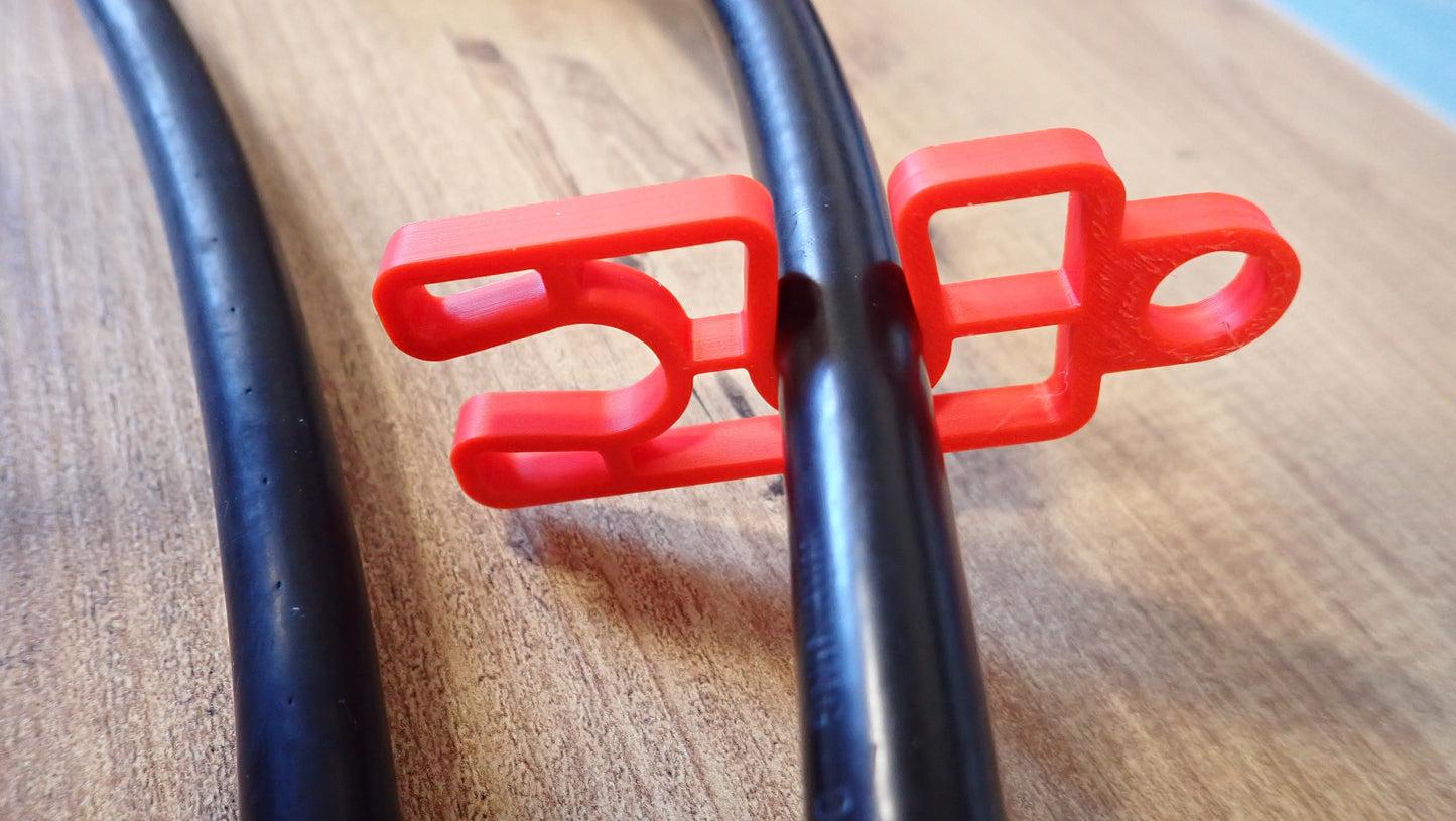 Accroche flexible plongée rouge clip détendeur octopus montage sur flexibles noirs