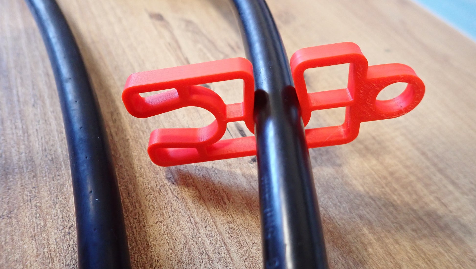 Accroche flexible plongée rouge clip détendeur octopus montage sur flexibles noirs