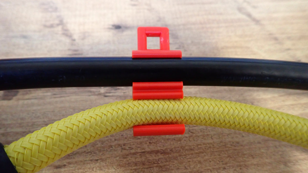 Accroche flexible plongée rouge clip détendeur octopus installation sur flexibles plongée