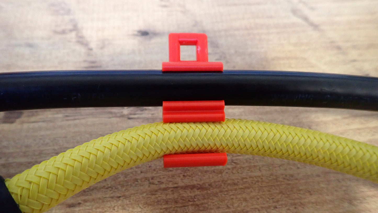 Accroche flexible plongée rouge clip détendeur octopus installation sur flexibles plongée