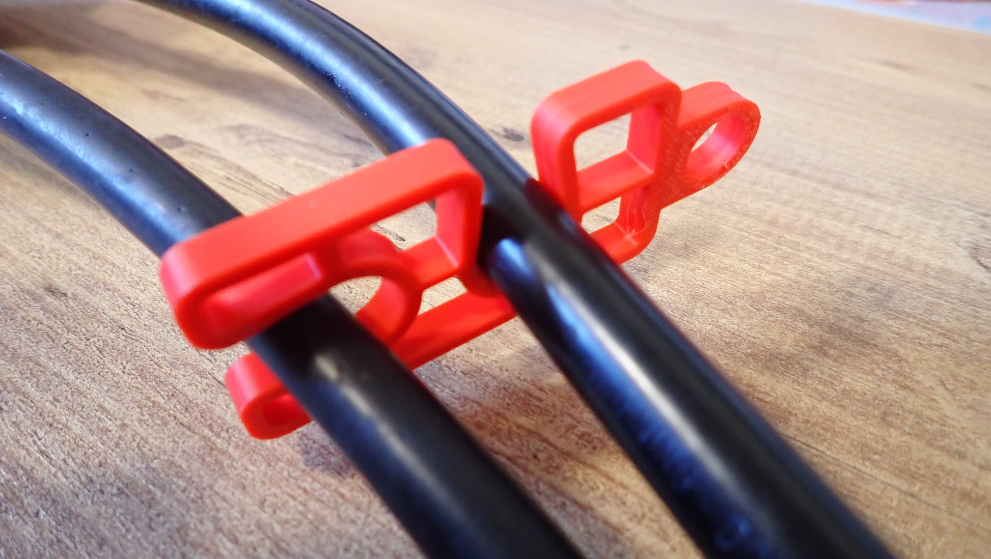 Deux accroche-flexible double noir montées sur tubes bleus de plongée - vue fonctionnelle d'installation