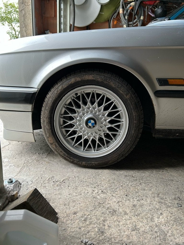 BMW E30 cabriolet blanc avec jantes BBS RZ et caches moyeux BMW bleu blanc montés