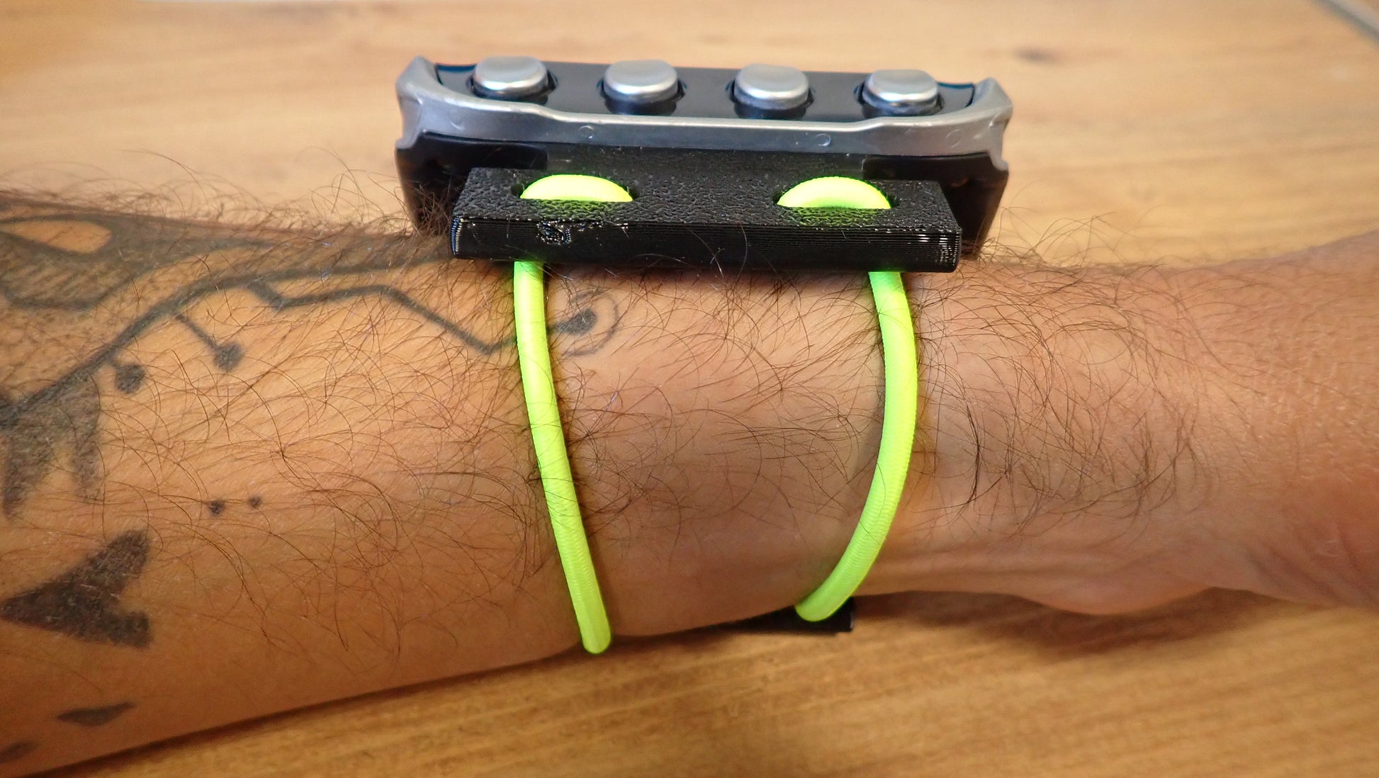 Support bungee elastique TPU noir Mares Genius porte au poignet avec elastique jaune fluo utilisation