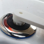 Cle nable ABS blanc et noir position ouverte dans bouchon carburant bateau