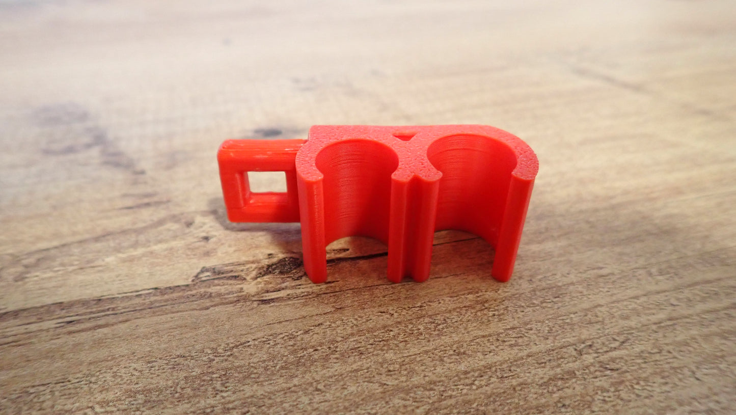 Accroche flexible plongée double rouge clip détendeur octopus vue frontale rapprochée