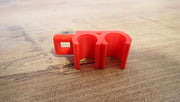 Accroche flexible plongée double rouge clip détendeur octopus vue frontale rapprochée