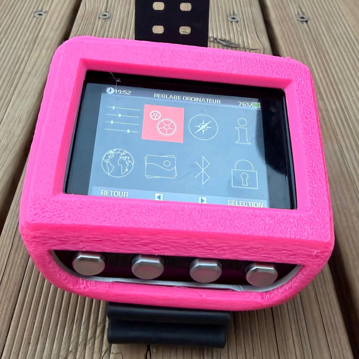 Coque protection TPU rose installée sur ordinateur plongée Mares Genius vue face