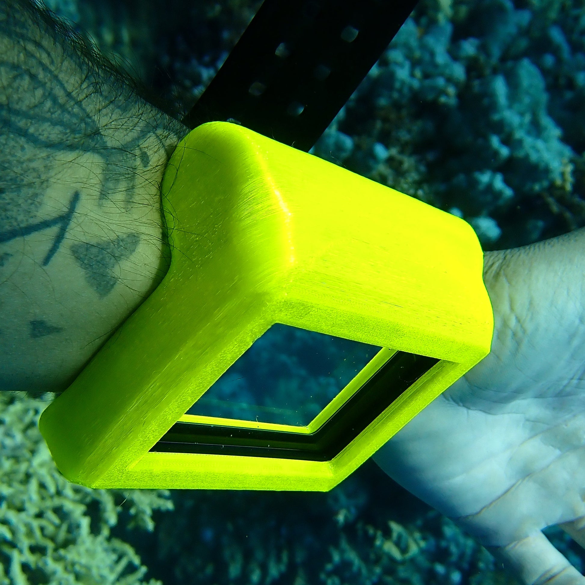 Coque protection Mares Genius jaune fluo en situation plongée sous-marine
