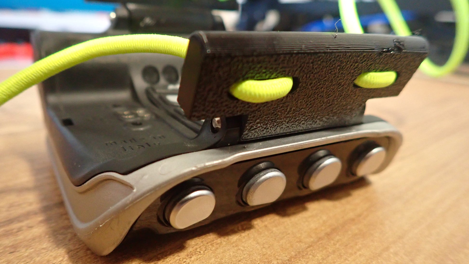 Support bungee elastique TPU noir Mares Genius vue laterale detail montage elastique jaune fluo