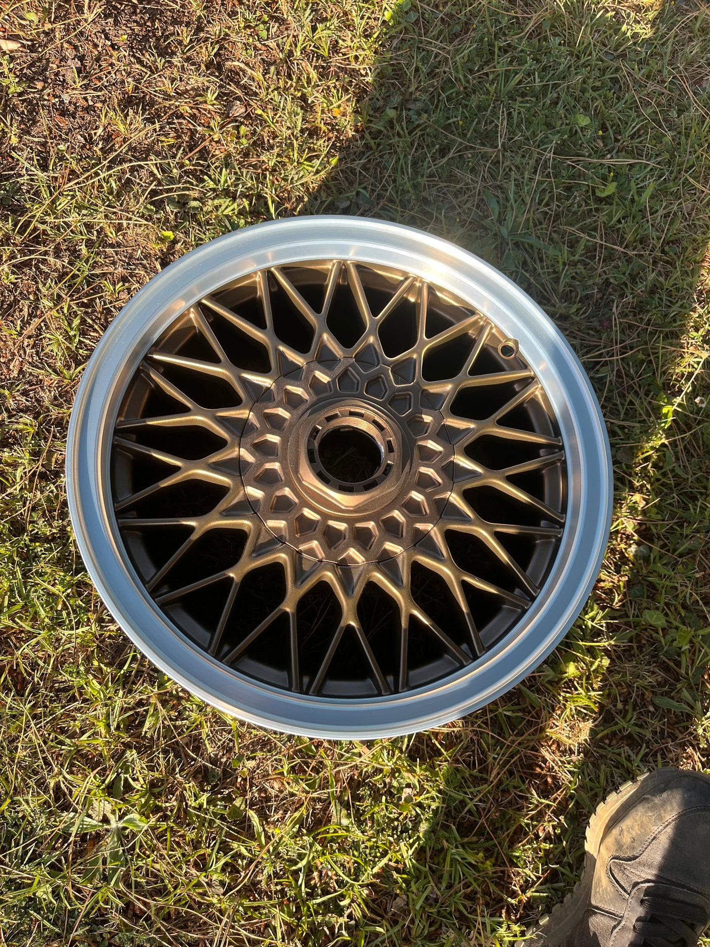 Roue BBS complète 15 pouces avec cache moyeu installé vue extérieure pour BMW E30