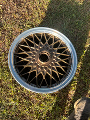 Roue BBS complète 15 pouces avec cache moyeu installé vue extérieure pour BMW E30