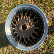Jante BBS RZ 15 pouces bronze et argent montée sur BMW E30 avec cache moyeu central visible