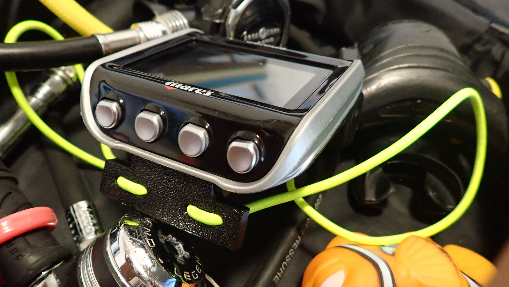 Support bungee elastique TPU noir Mares Genius avec elastique jaune fluo contexte equipement plongee