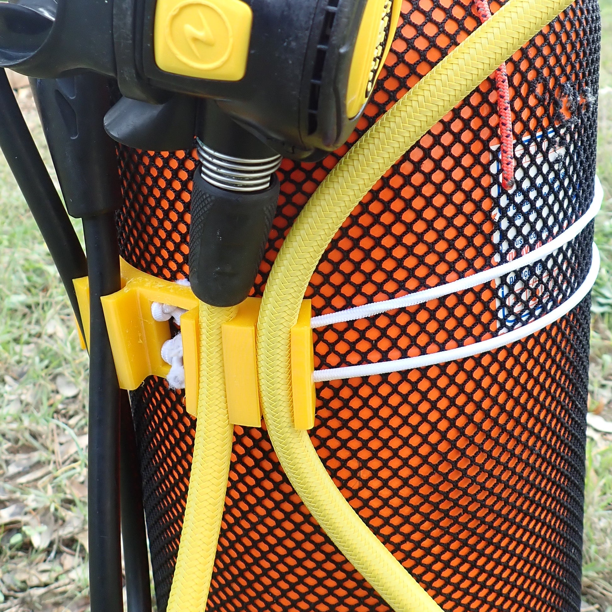 Organisateur flexibles plongée jaune bloc détendeur vue latérale installation