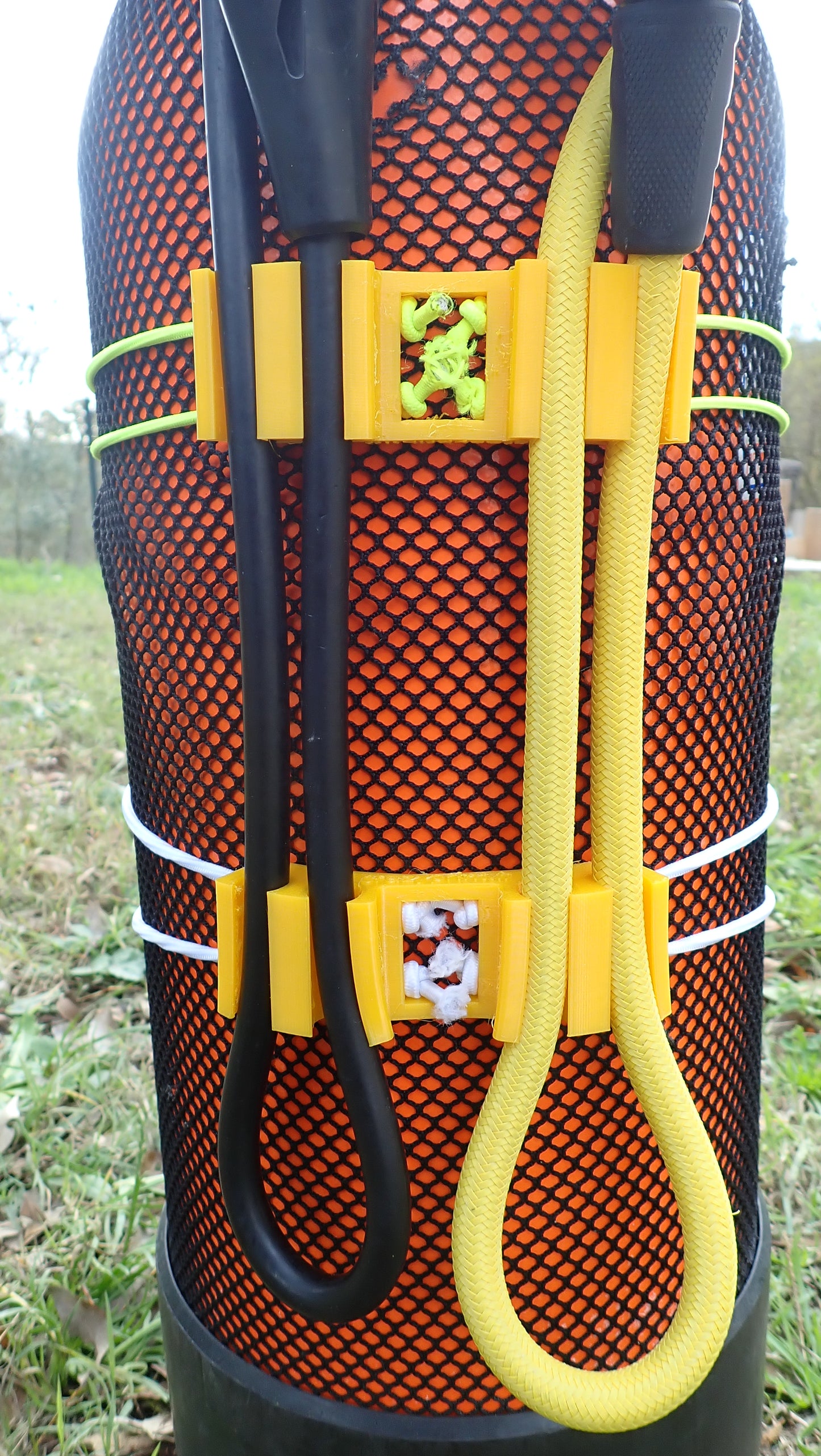 Organisateur flexibles plongée jaune bloc détendeur installation sur bouteille