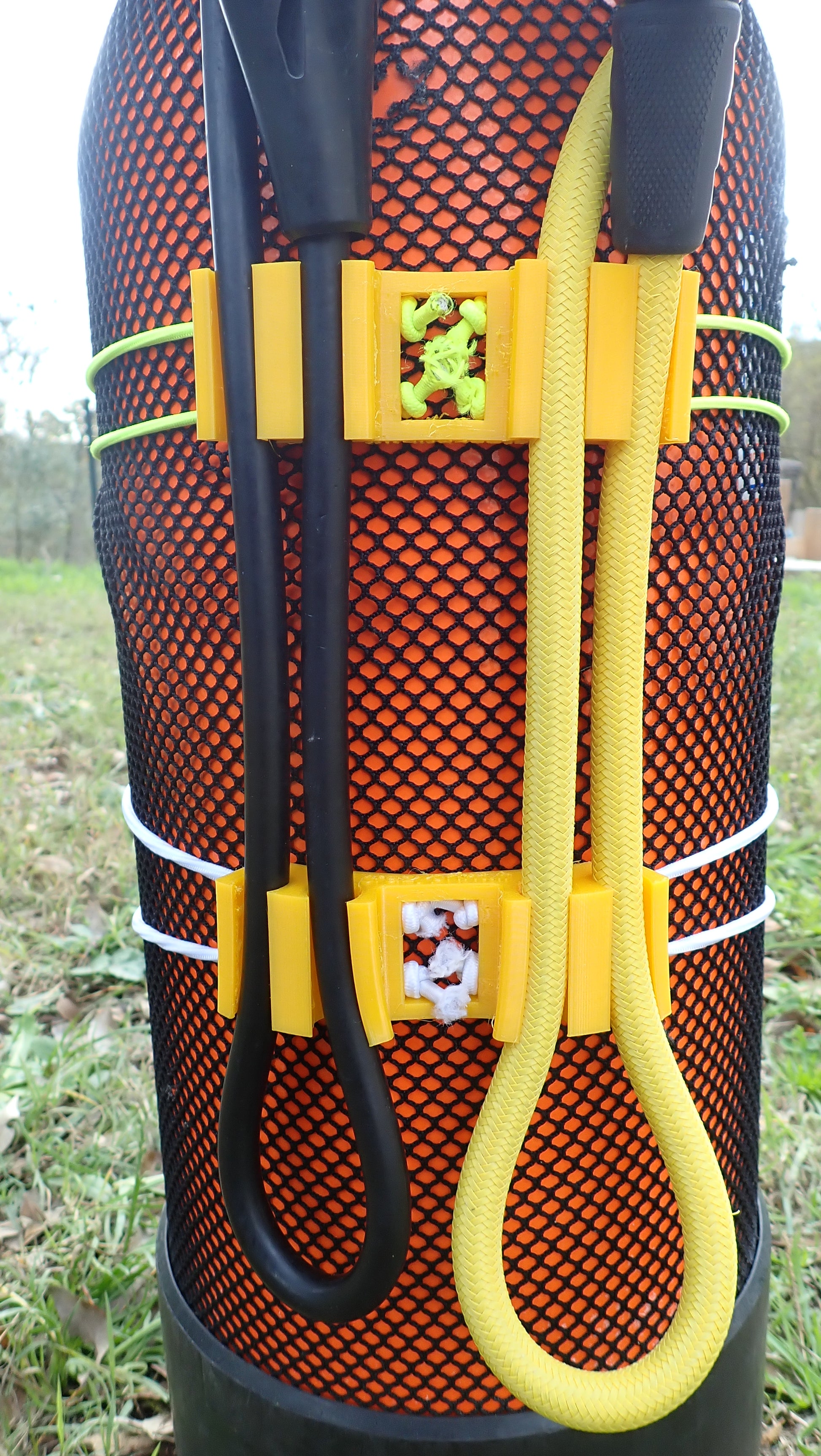 Organisateur flexibles plongée jaune bloc détendeur installation sur bouteille