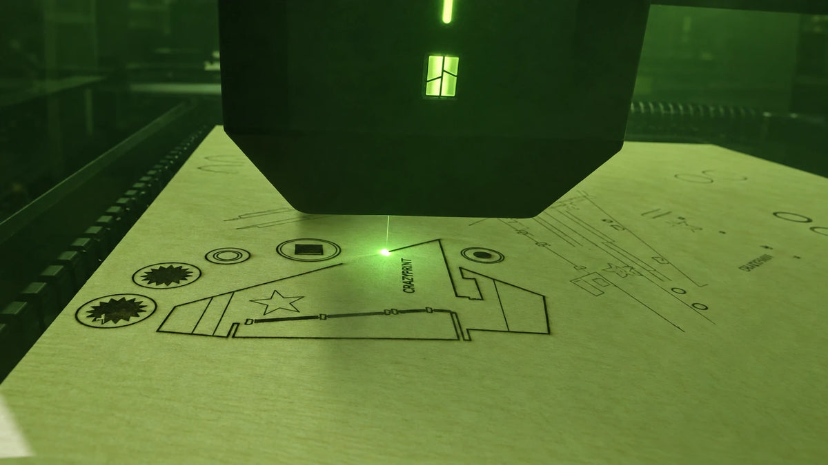 Découpe laser des pièces du puzzle en bois dans l'atelier CrazyPrint