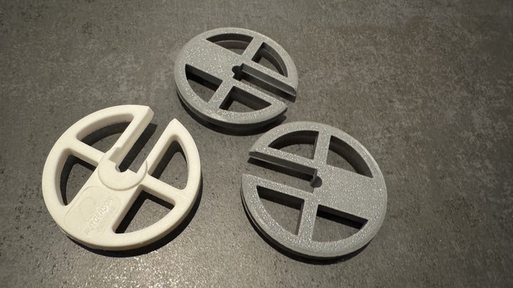 Roues anti-ragage grises et modèle de comparaison blanc